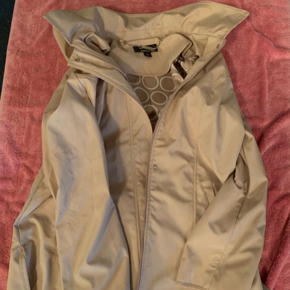 Dennis by Dennis Basso tan zip up jacket. Size small. Zipper hood. Circle inside